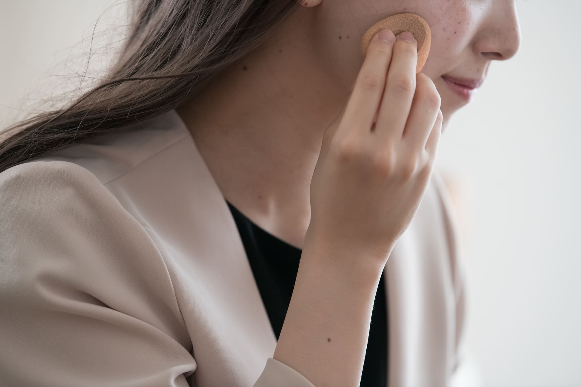 荒れた肌の日は「薄づきベースメイク」が基本